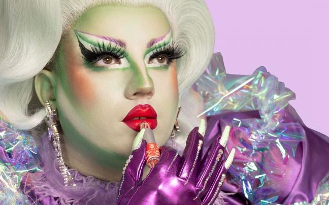 La famosa drag queen Choriza May prueba el pintalabios. La famosa drag queen Choriza May prueba el pintalabios.