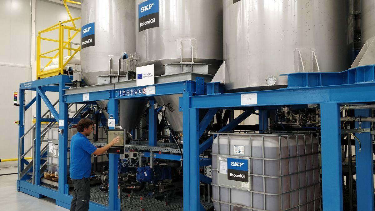 Un operario en las instalaciones de SKF.