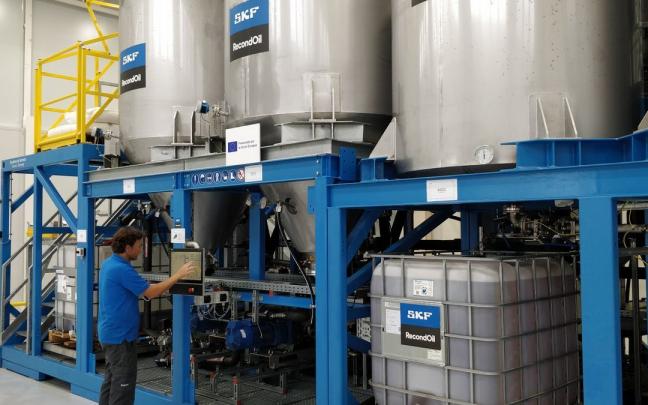 Un operario en las instalaciones de SKF. Un operario en las instalaciones de SKF.