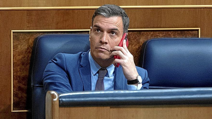 El presidente español, Pedro Sánchez, atiende a su teléfono móvil durante un Pleno del Congreso celebrado el pasado julio. | FOTO: E. P.