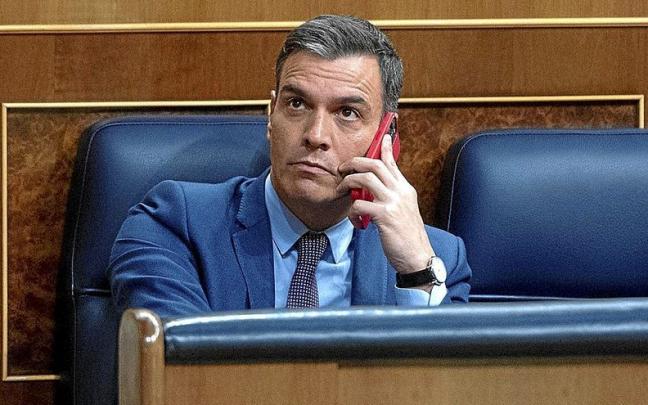 El presidente espa&ntilde;ol, Pedro S&aacute;nchez, atiende a su tel&eacute;fono m&oacute;vil durante un Pleno del Congreso celebrado el pasado julio. | FOTO: E. P.