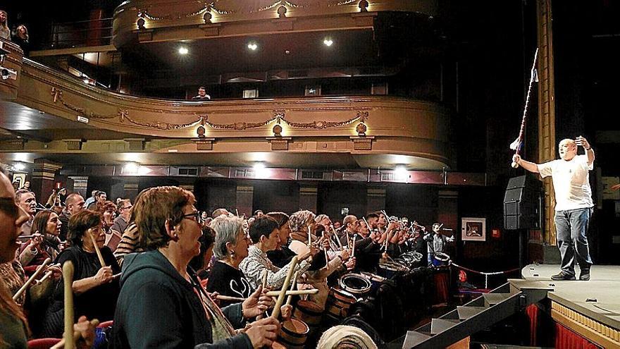 Un momento del ensayo de anoche en el Principal, con Gaztelubide y el coro Easo.