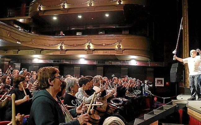 Un momento del ensayo de anoche en el Principal, con Gaztelubide y el coro Easo. Un momento del ensayo de anoche en el Principal, con Gaztelubide y el coro Easo.