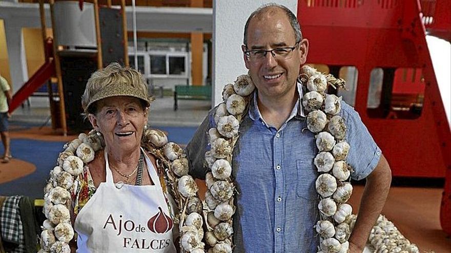 Augusto Olite y su madre, María Ángeles Tainta, de la empresa Ajos Olite Tainta de Falces, en el Ekomercado de Geltoki con su producto ecológico.