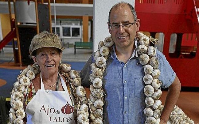 Augusto Olite y su madre, Mar&iacute;a &Aacute;ngeles Tainta, de la empresa Ajos Olite Tainta de Falces, en el Ekomercado de Geltoki con su producto ecol&oacute;gico.