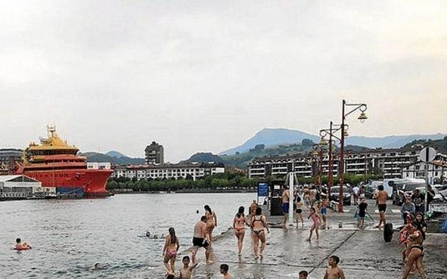 Zumaiarras bañándose en el río Urola. | FOTO: N.G. Zumaiarras bañándose en el río Urola. | FOTO: N.G.