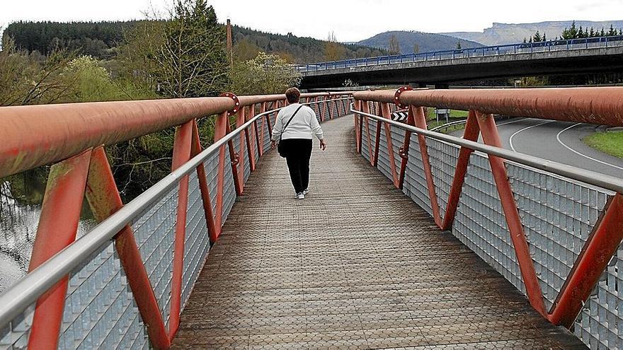 Una mujer caminando por el Parque Lineal del Nervión entre Amurrio y Laudio.