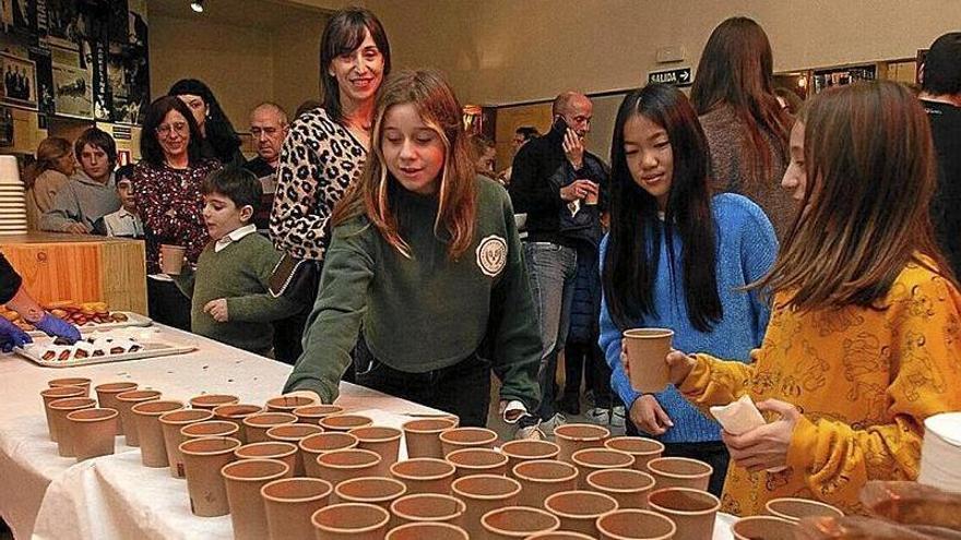 Primera función de la obra, ayer en la ENT, que retomó su tradición del chocolate en el descanso.