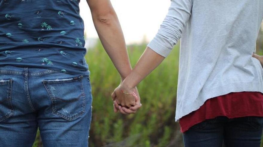 Imagen de archivo de dos j&oacute;venes d&aacute;ndose la mano.