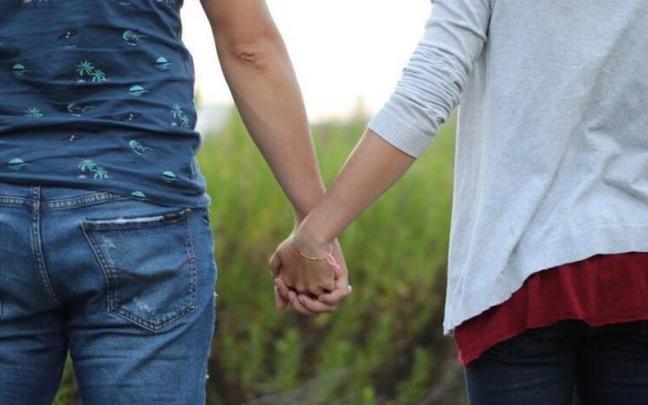 Imagen de archivo de dos j&oacute;venes d&aacute;ndose la mano.