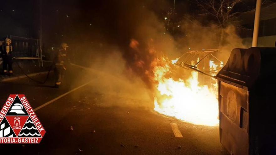 Los bomberos sofocan el fuego en los contenedores de Salburua