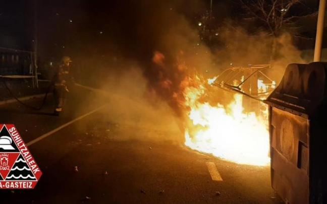 Los bomberos sofocan el fuego en los contenedores de Salburua