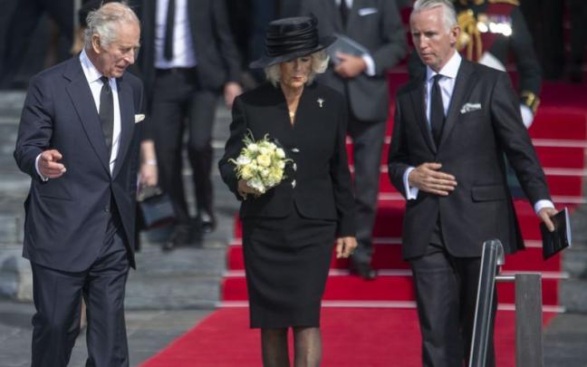 Los miembros de la familia real brit&aacute;nica se han vestido de negro p&uacute;blicamente en se&ntilde;al de respeto.