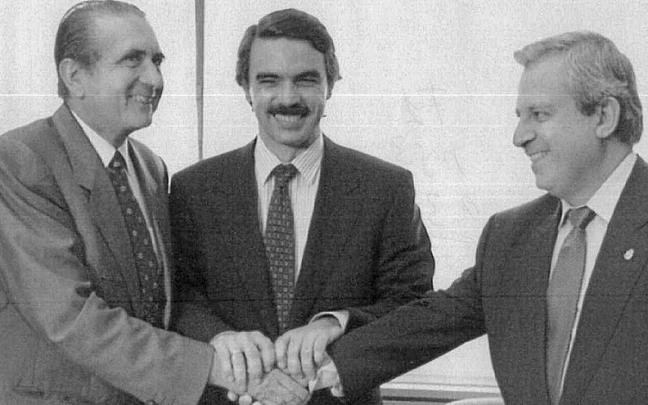 El primer acuerdo UPN-PP. Jes&uacute;s Aizp&uacute;n, presidente de UPN; Jos&eacute; Mar&iacute;a Aznar, candidato del PP a las elecciones generales: y Jaime Ignacio del Burgo, presidente del PP en Navarra y candidato de este partido, firman el 11 de sept