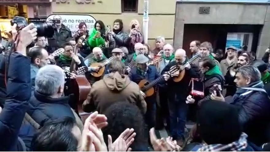 La Cofradía musical de San Saturnino canta enfrente de la Mañueta