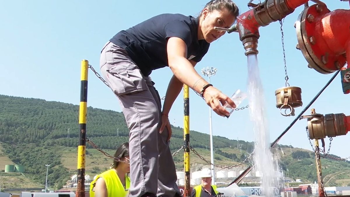 Una técnico del Consorcio de Aguas recoge una muestra extraida del depósito del barco