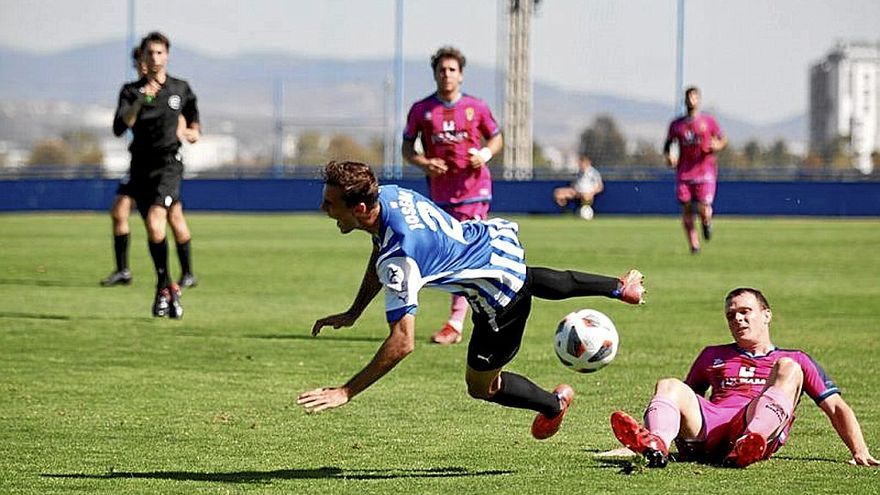 Joseda recibe la entrada de un jugador rival.