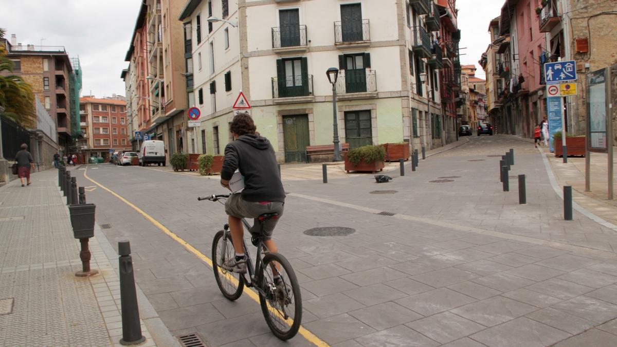 Confluencia de Paskual Abaroa con la calle Dendari, por donde transitaba la antigua muralla.