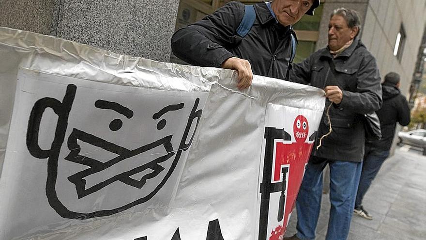 Protesta contra la Ley de Seguridad Ciudadana frente a la Audiencia de Bizkaia. | FOTO: BORJA GUERRERO