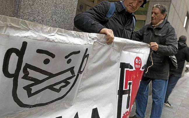 Protesta contra la Ley de Seguridad Ciudadana frente a la Audiencia de Bizkaia. | FOTO: BORJA GUERRERO Protesta contra la Ley de Seguridad Ciudadana frente a la Audiencia de Bizkaia. | FOTO: BORJA GUERRERO