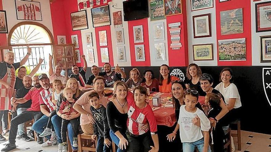 Miembros de la Peña Athletic Club Gorri ta Zuria, en la sede de Petrer-Elda, en Alicante.