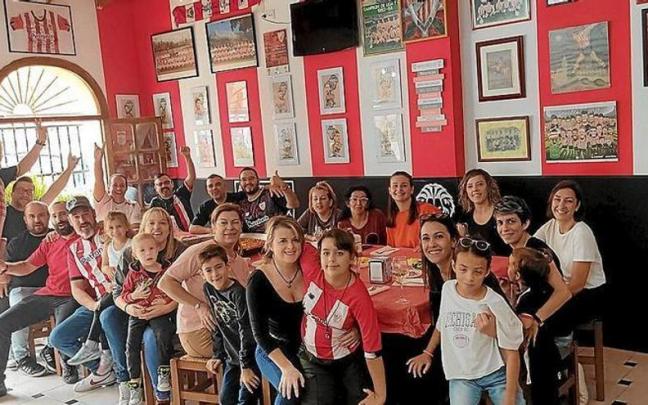 Miembros de la Pe&ntilde;a Athletic Club Gorri ta Zuria, en la sede de Petrer-Elda, en Alicante.