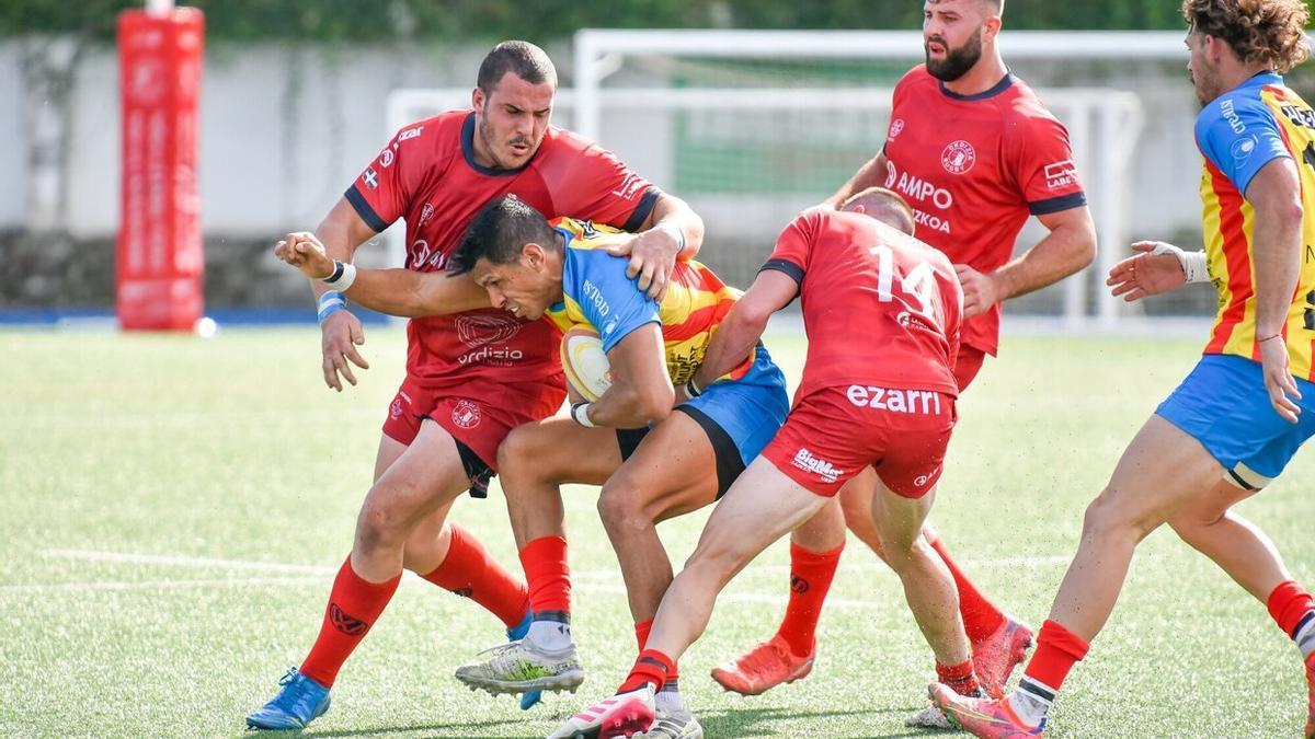 Oier Goia trata de placar a un jugador de Les Abelles.