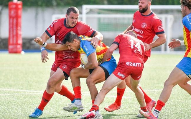 Oier Goia trata de placar a un jugador de Les Abelles.