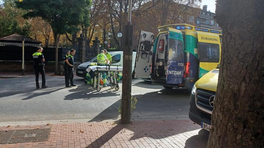 La ambulancia se dispone a llevar al hombre herido al hospital