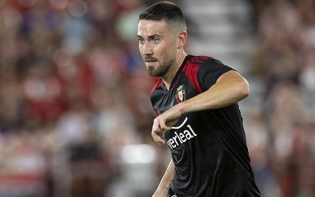 Moi G&oacute;mez conduce el bal&oacute;n en el partido ante el Almer&iacute;a.