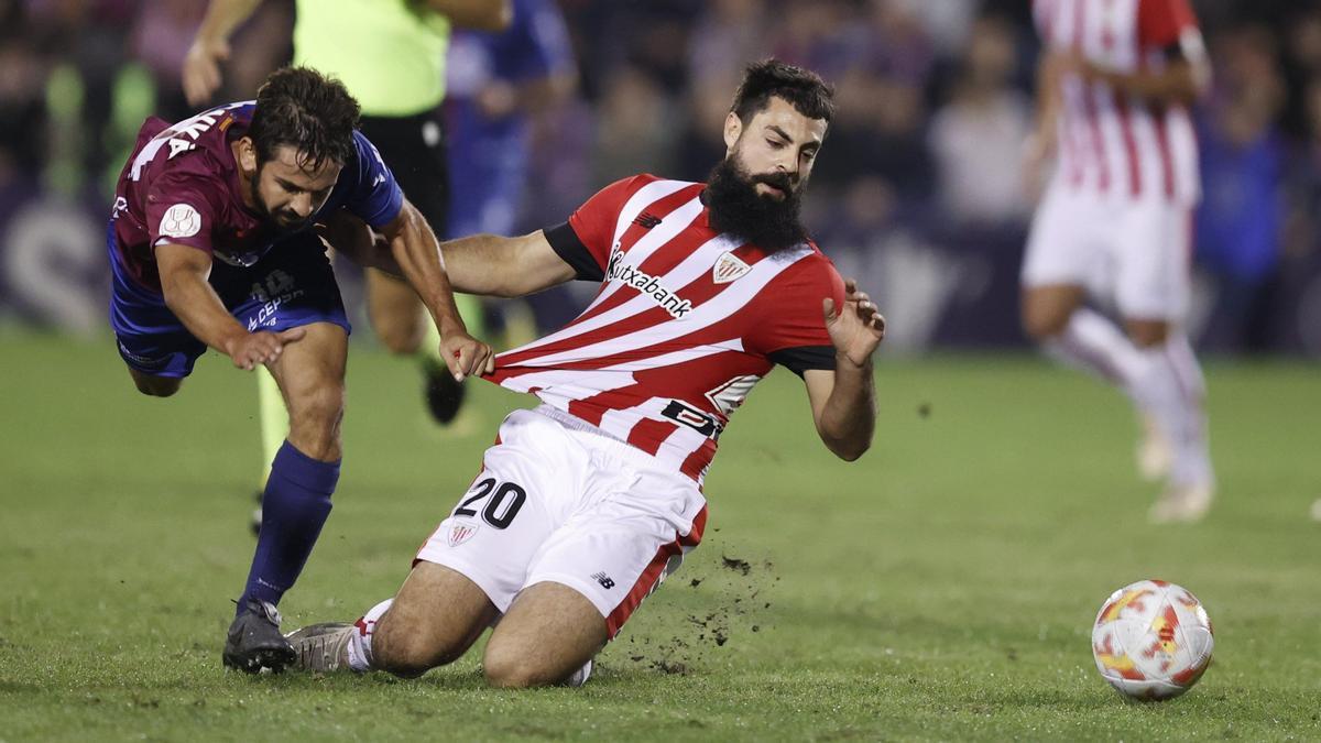 Asier Villalibre recibe una falta en el partido ante el Alzira.