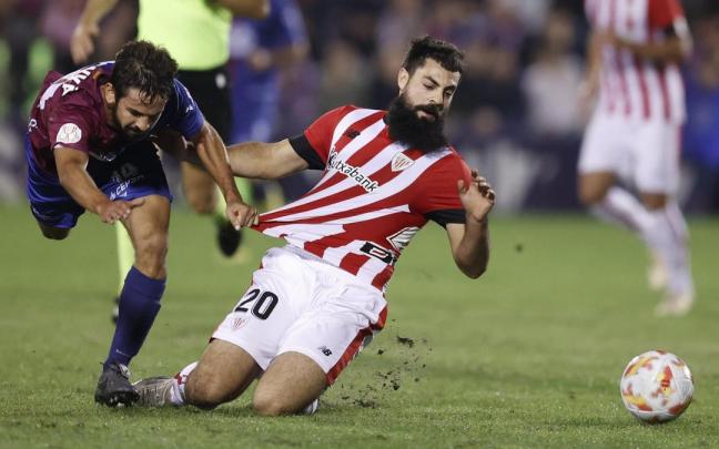 Asier Villalibre recibe una falta en el partido ante el Alzira.