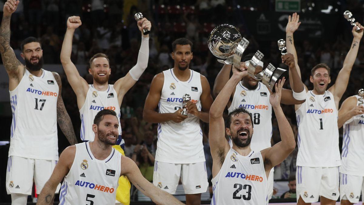 Sergio Llull alza el trofeo de campeón de la Supercopa.