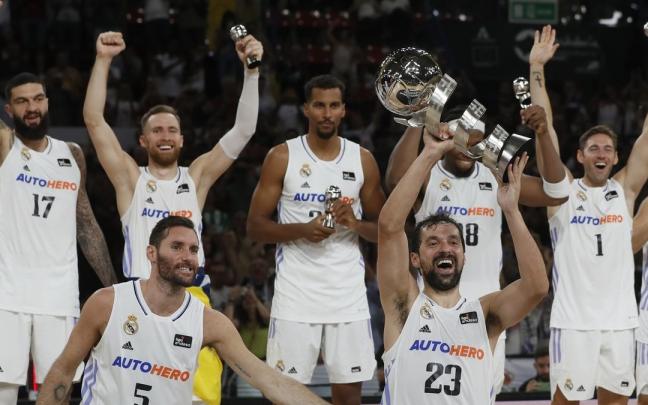 Sergio Llull alza el trofeo de campeón de la Supercopa.