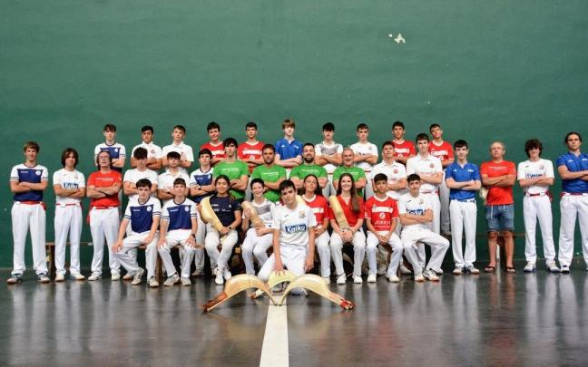 Participantes en el campus de cesta punta, posando en el front&oacute;n Baztan de Elizondo.
