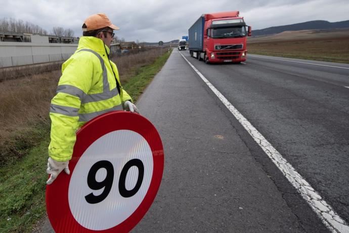 Un operario coloca una señal que limita la velocidad en la N-124.