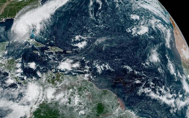 Imagen de satélite del huracán Ian ofrecida por el Centro Nacional de Huracanes de Estados Unidos