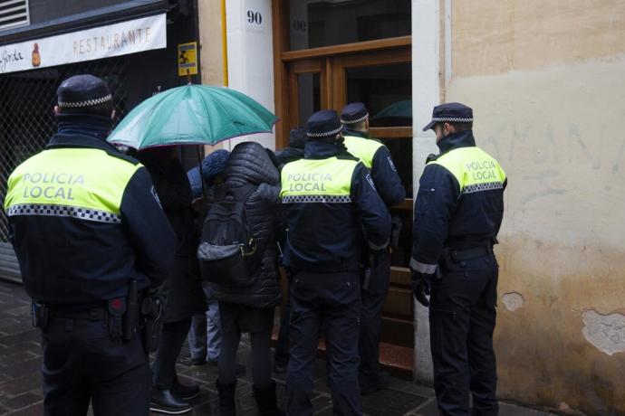 Actuación de varios agentes de la Policía Local de Vitoria en una imagen de archivo.