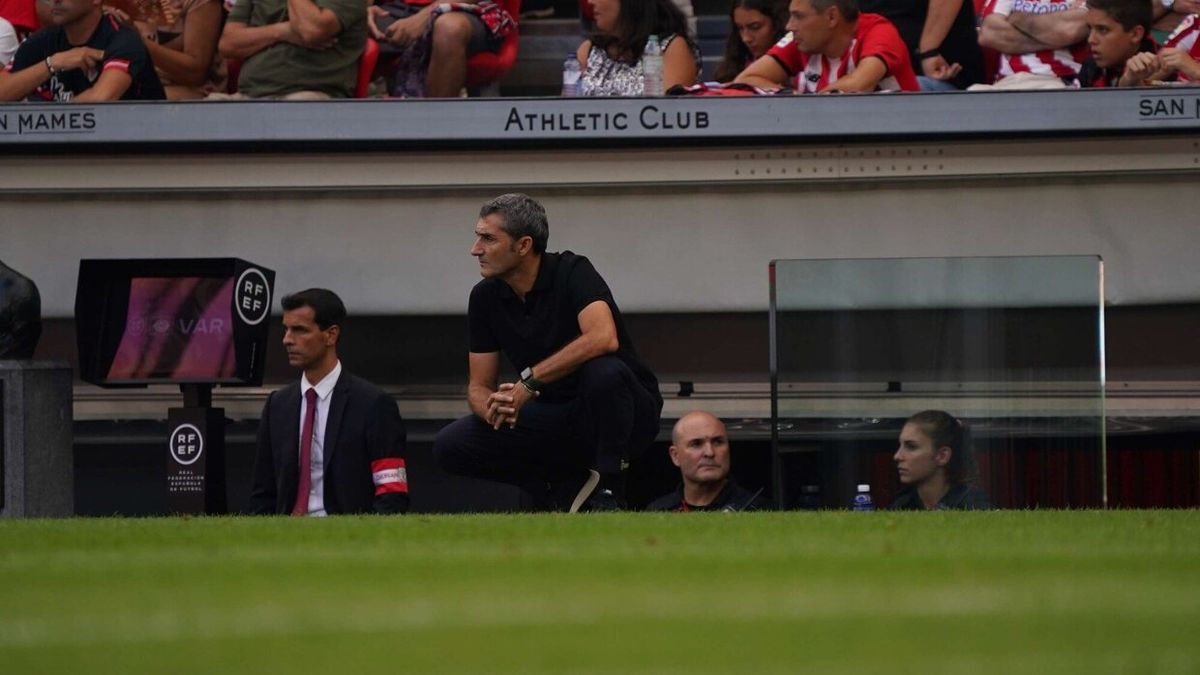 Ernesto Valverde observa con atención el partido desde la zona técnica.