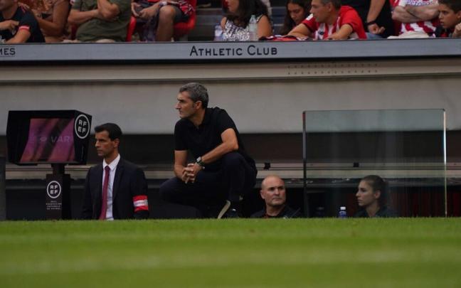 Ernesto Valverde observa con atención el partido desde la zona técnica.