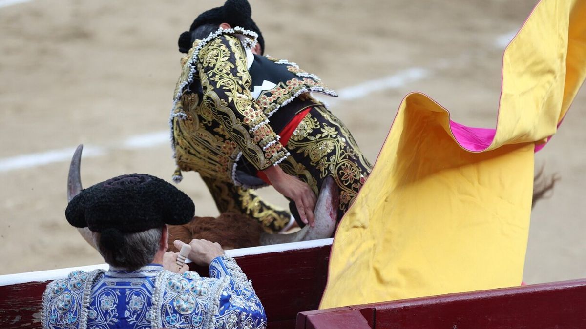 Enrique Martínez resultó cogido por el primer toro.