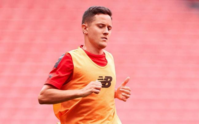 Ander Herrera se ejercitó sobre el césped de San Mamés tras el Athletic-Espanyol del domingo. Ander Herrera se ejercitó sobre el césped de San Mamés tras el Athletic-Espanyol del domingo.