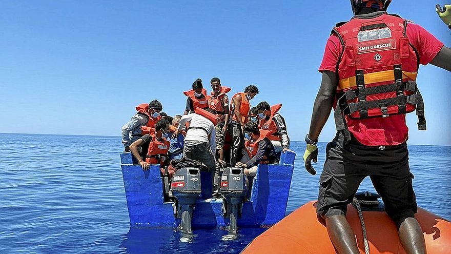 Algunas de las 45 personas que llevaban tres días a la deriva, salvadas en el cuarto rescate del Aita Mari. | FOTO: ASIER SÁNCHEZ