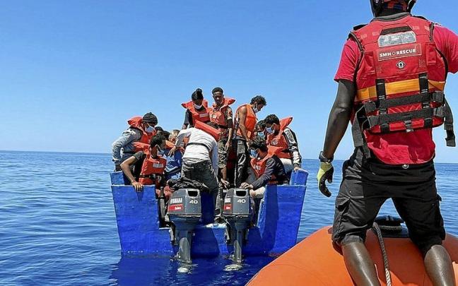 Algunas de las 45 personas que llevaban tres días a la deriva, salvadas en el cuarto rescate del Aita Mari. | FOTO: ASIER SÁNCHEZ Algunas de las 45 personas que llevaban tres días a la deriva, salvadas en el cuarto rescate del Aita Mari. | FOTO: ASIER SÁNCHEZ