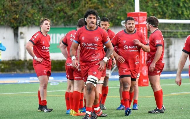 Los jugadores del Ampo Ordizia celebran uno de los ensayos logrado ayer en Altamira ante el Belenos.