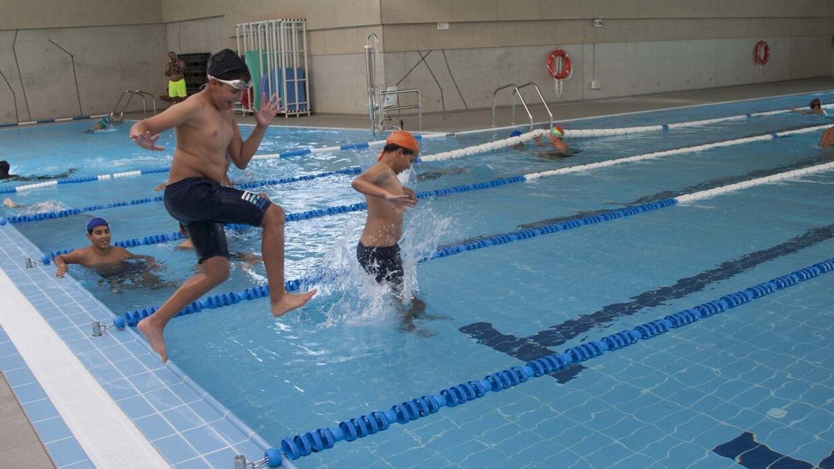 Disfrutando de la piscina en la inauguración del centro cívico de Zabalgana