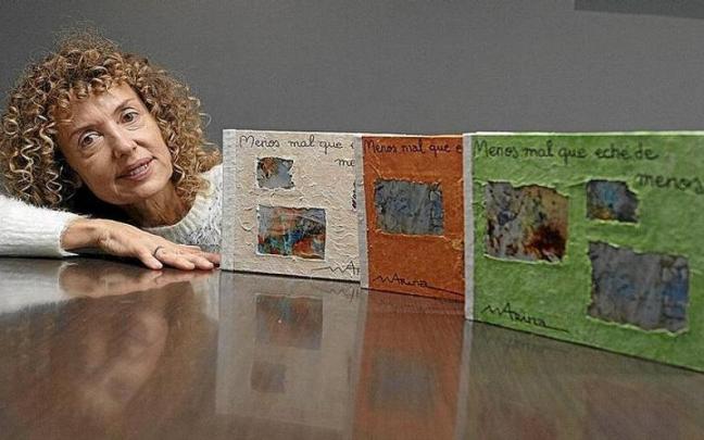 La autora junto a tres ejemplares de su libro.