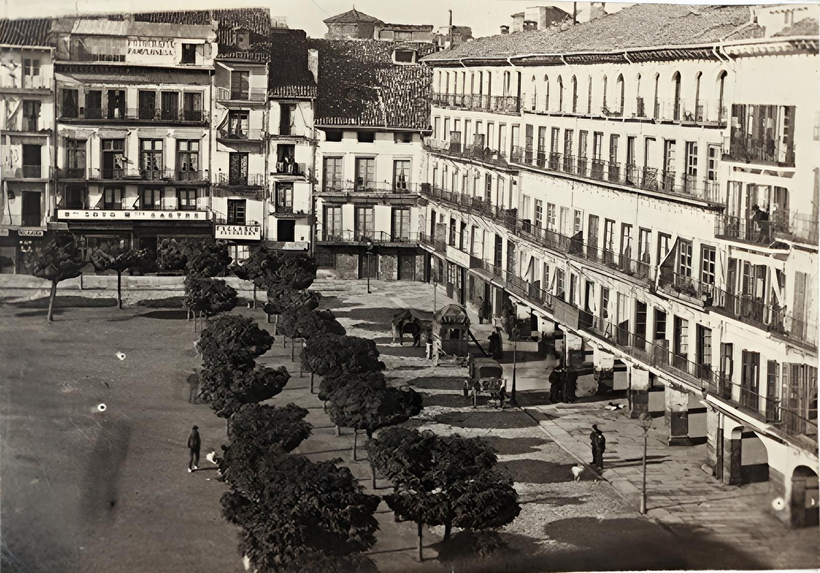 Año 1873, esquina noroeste donde actualmente está el pasadizo de la Jacoba, entonces pasaje del Café Español. Desde la izquierda hacia la derecha, vemos las casas con los números del 39 al 43 sin porches. Fueron derribadas y sustituidas por nuevos edificios entre 1884 y 1890, añadiéndose porche a los números 40 a 43. A la izquierda de la imagen, los edificios que fueron derribados en 1885 y sustituidos por el del Café Iruña y Nuevo Casino Principal. Archivo Municipal de Pamplona.