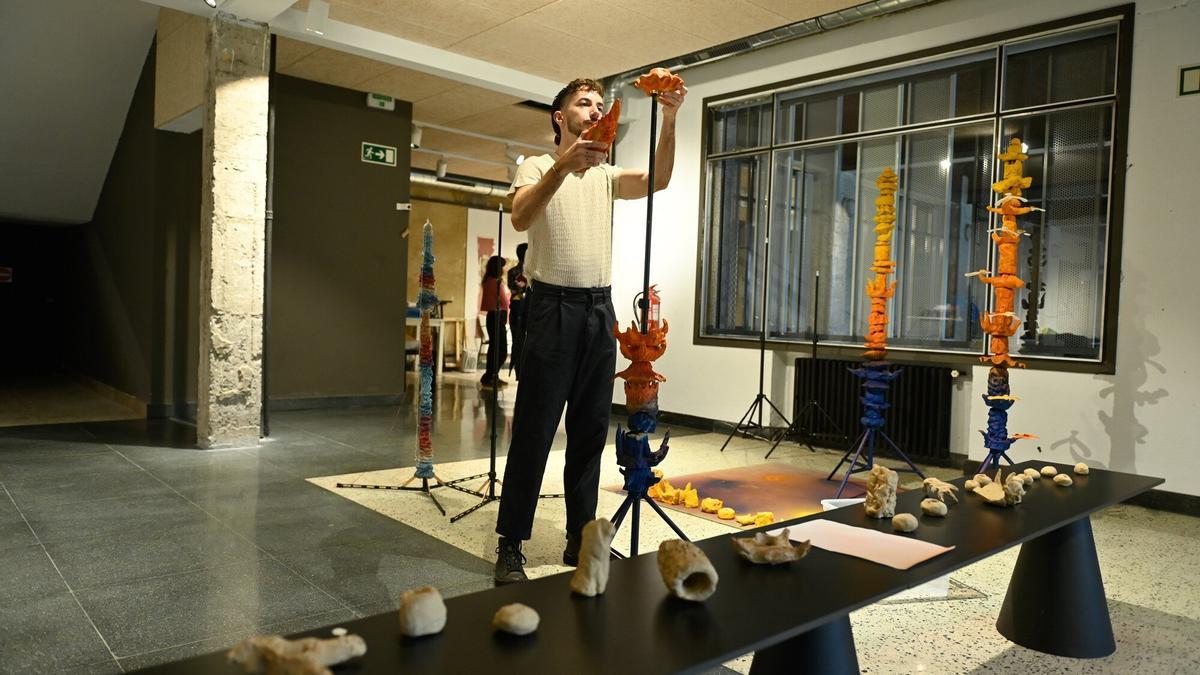 El artista Alejandría Cinque junto a su obra 'K-Hole'.