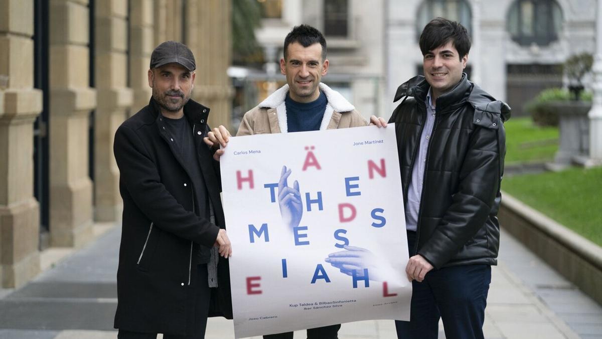 Iker Sánchez Silva, de Blbao Sinfonietta; Aitor Biain, de Kup taldea; y el tenor Josu Cabrero han presentado este martes ‘El mesías’ de Händel. en Donostia.